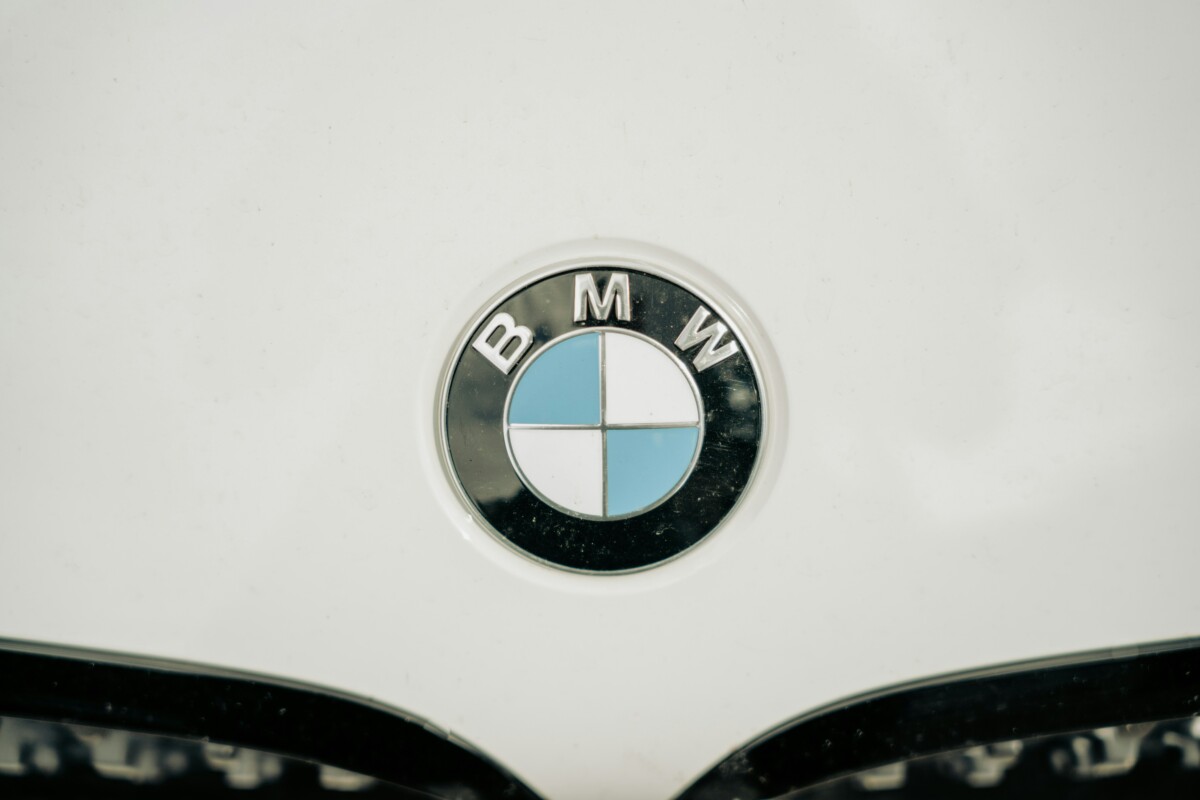 BMWエンブレムの意味とは？歴史・由来・デザインの変遷を徹底解説 