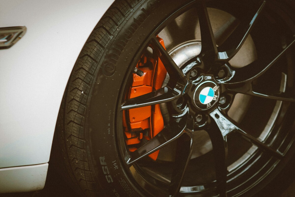 BMWブレーキパッドの寿命と交換目安｜安全に乗り続けるために知って 